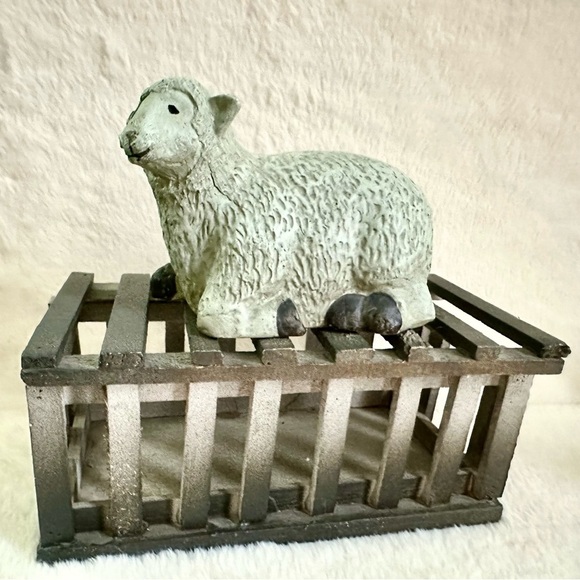 Set of 4 Primitive Farm Animal Figurines (Sheep, Pig, Cow, Lamb) W/ Stable Crate - Picture 7 of 13